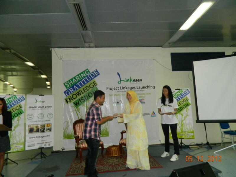Dr Marzalina giving away the prizes to the Dr Marzalina giving away the prizes to the